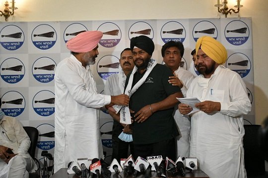 पूर्व मेयर बब्बी चौधरी साथियों समेत हुए ‘आप’ में शामिल