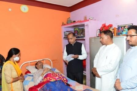 जयराम ठाकुर ने फिर दिखाया उदार दिल, गरीब के इलाज के लिए पैसे मंजूर किए