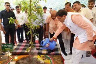 सीएम धामी ने हरेला पर्व पर शहीदों के नाम किया पौधरोपण