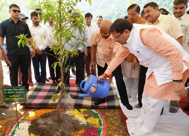 सीएम धामी ने हरेला पर्व पर शहीदों के नाम किया पौधरोपण