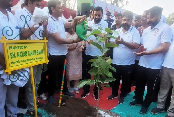 सीएम ने 'एक पेड़ मां के नाम' के जरिए दिया बड़ा संदेश