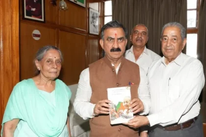 सीएम ने ‘एक रिफ्यूजी सांइटिस्ट’ आत्मकथा का विमोचन किया