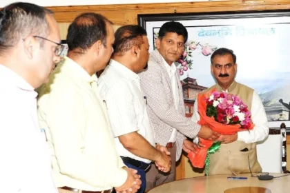 हिमाचल प्रदेश प्रशासनिक सेवाएं संघ डेलीगेशन ने सीएम से भेंट की
