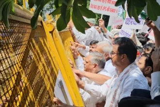 कांग्रेस ने ईडी कार्यालय का किया घेराव