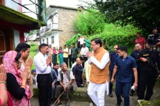 गैरसैंण के सारकोट गांव में शहीद के घर पहुंचे सीएम