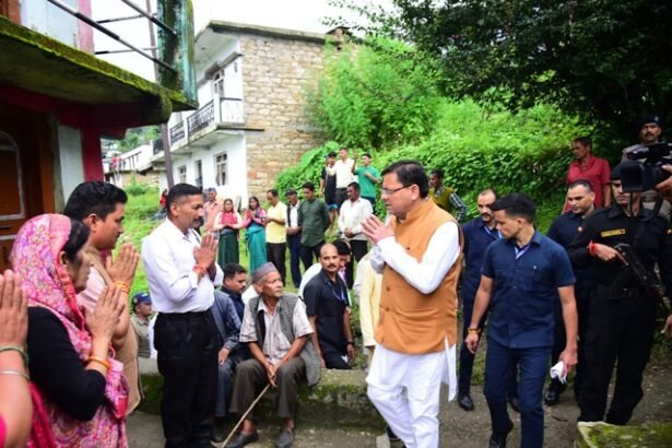 गैरसैंण के सारकोट गांव में शहीद के घर पहुंचे सीएम