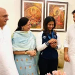 पहलवान विनेश फोगाट के मुद्दे पर सियासत में चले कुश्ती के दांव-पेंच