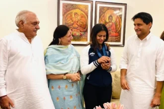 पहलवान विनेश फोगाट के मुद्दे पर सियासत में चले कुश्ती के दांव-पेंच