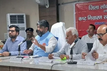 फर्जी वोट डलवाने वाले अफसर पर एक्शन