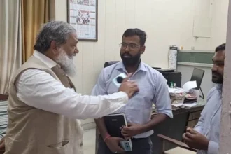 बिजली निगम दफ्तर पहुंचे विज, अफसरों को लगाई फटकार