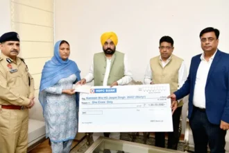 मुख्यमंत्री ने शहीद होमगार्ड के परिवार को सौंपा चेक