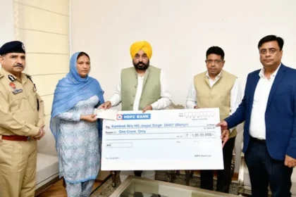 मुख्यमंत्री ने शहीद होमगार्ड के परिवार को सौंपा चेक