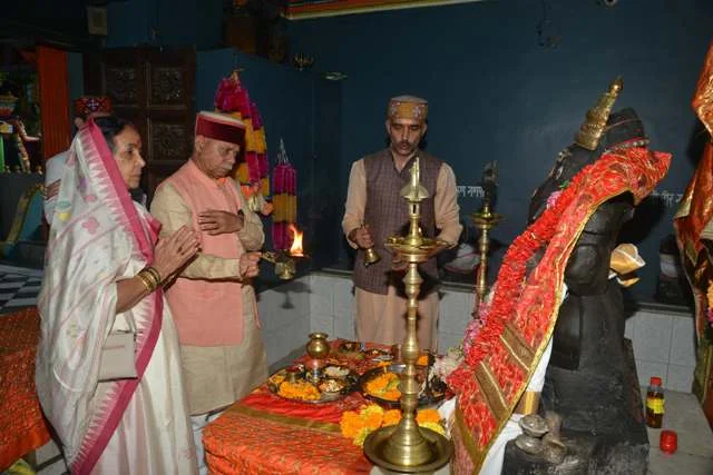 राज्यपाल ने संकट मोचन मंदिर में माथा टेका