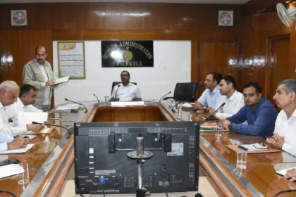 ईवीएम मशीनों की हुई पहली रेंडमाइजेशन