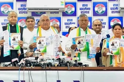 कांग्रेस ने घोषणापत्र में किए लोकलुभावन वादे