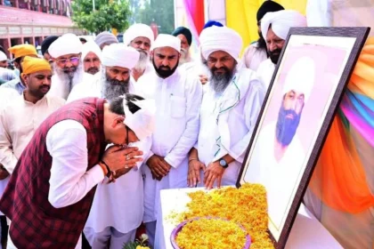 गुरुद्वारे में नतमस्तक हुए सीएम धामी
