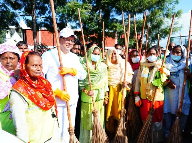 धामी सरकार से बनाया गांवों में कचरा प्रबंधन का लक्ष्य