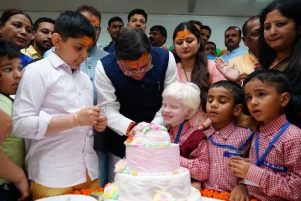 बच्चों के साथ केक काट सीएम ने मनाया अपना जन्मदिन