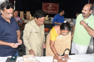 राजनीतिक पार्टियों के प्रतिनिधियों की मौजूदगी में हुआ मॉक पोल