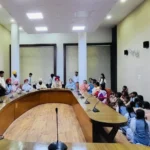 स्पीकर ने सत्र की कार्यवाही देखने आए छात्रों से की मुलाकात
