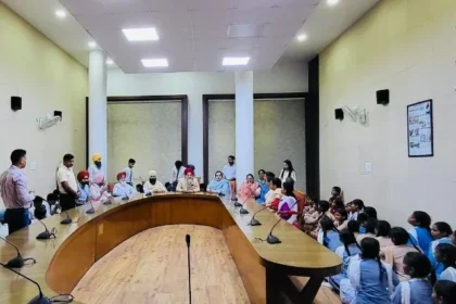 स्पीकर ने सत्र की कार्यवाही देखने आए छात्रों से की मुलाकात