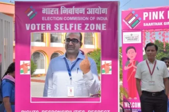 डीसी ने किया दिव्यांग, सखी और महिला मतदान केंद्रों का अवलोकन