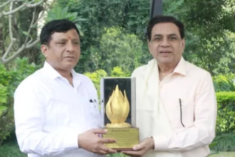 फिल्म अभिनेता परेश रावल ने की डीजी (सूचना) तिवारी से मुलाकात