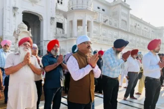 सीएस सिन्हा दरबार साहिब और दुर्ग्याणा मंदिर में हुए नतमस्तक