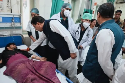अल्मोड़ा बस हादसा - सीएम धामी पहुंचे रामनगर, घायलों का जाना हाल