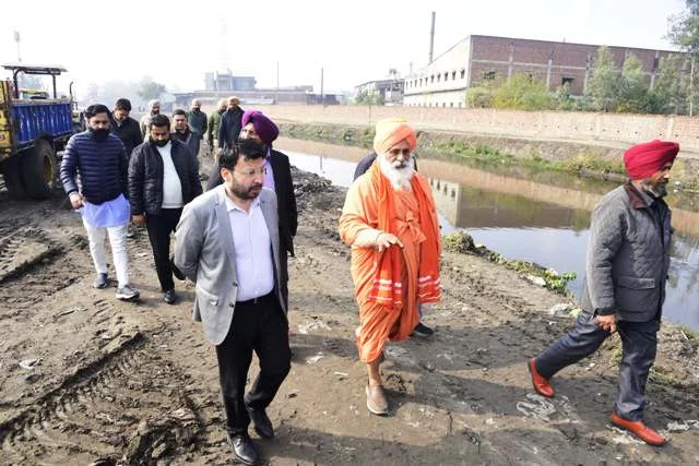 मंत्री डॉ. रवजोत सिंह और सांसद संत सीचेवाल ने 'बूढ़े दरिया' का दौरा किया