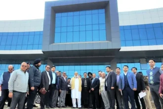 विज ने निर्माणाधीन बैंक स्क्वायर कम शॉपिंग मॉल को लेकर की बैठक