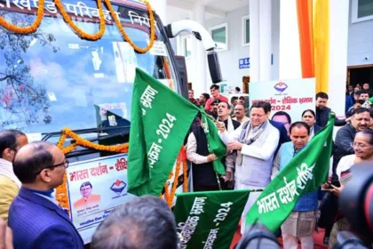 सीएम ने हाई स्कूल एग्जाम टॉपर्स को भारत दर्शन एजुकेशनल टूर पर किया रवाना