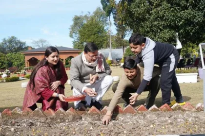 धामी ने मुख्यमंत्री आवास परिसर में किया ट्यूलिप बल्ब का रोपण