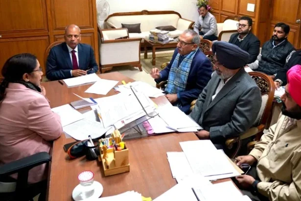 मंत्री ने की जनकल्याण योजनाओं की समीक्षा
