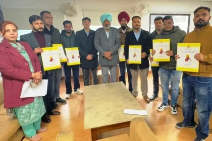 वित्त मंत्री ने 8 नए भर्ती अधिकारियों को नियुक्ति पत्र सौंपे