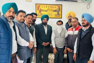 नगर परिषद का क्लर्क रिश्वत लेते गिरफ्तार