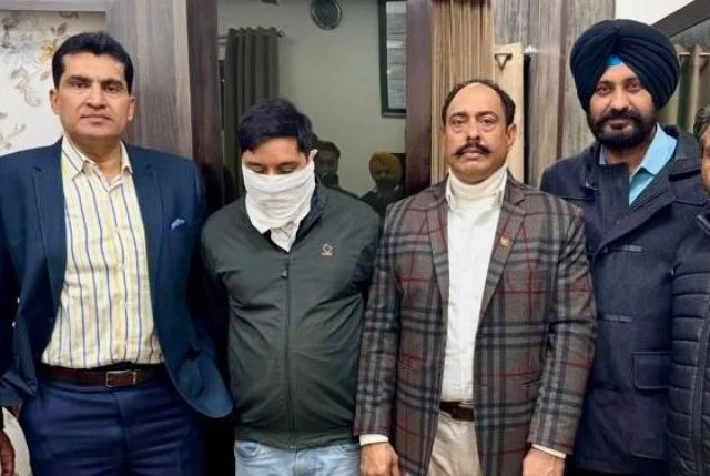 रिश्वत लेते नायब तहसीलदार का रीडर काबू