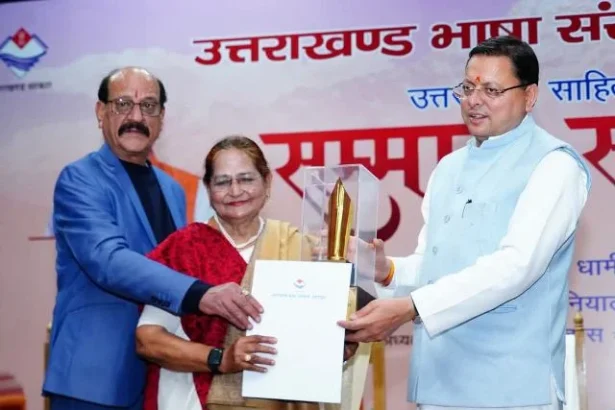 धामी ने साहित्यकारों एवं भाषाविदों को किया सम्मानित