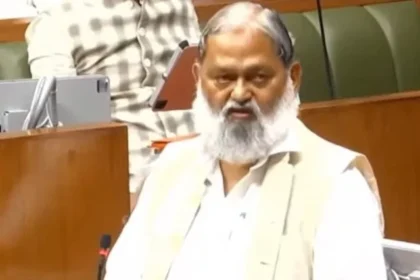 चंडीगढ़, 26 मार्च। हरियाणा के परिवहन मंत्री अनिल विज ने कहा कि पुराने बस स्टैंड, पानीपत में इलेक्ट्रिक बस डिपो निर्माणाधीन है जोकि जुलाई - 2025 तक इसके तैयार होने की संभावना है। डिपो के तैयार होने के बाद, शेष सभी 45 इलेक्ट्रिक बसें संचालित कर दी जाएंगी। विज आज चंडीगढ़ में हरियाणा विधानसभा में चल रहे बजट सत्र में लगाए गए एक प्रश्न का उत्तर दे रहे थे। इसके अलावा, पानीपत शहर में मेट्रो सिटी से आए थ्री व्हीलर पॉल्यूशन और ट्रैफिक जाम का कारण बन रहे हैं और सदन में अनुरोध किया गया कि इन थ्री व्हीलर को इंपाउंड किया जाए और गरीबों के हित को ध्यान में रखते हुए उन्हें सस्ती दरों पर लोन उपलब्ध करवाकर इलेक्ट्रिक थ्री व्हीलर खरीदने में सहायता दी जाए। इस पर परिवहन मंत्री श्री अनिल विज ने आश्वासन देते हुए बताया कि नियमों के तहत उचित कार्रवाई की जाएगी