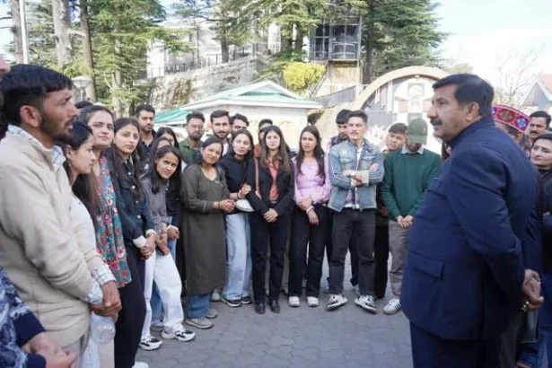 हिमाचल विवि के छात्रों ने की उप-मुख्यमंत्री से भेंट की