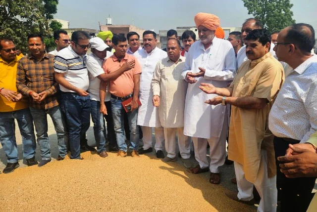मंडियों के दौरे पर कृषि मंत्री ने दिए अफसरों को निर्देश