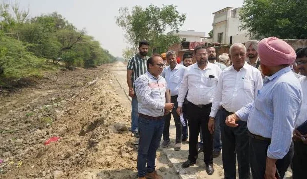 कैबिनेट मंत्री ने किया 'डिच ड्रेन' के विकास कार्यों की समीक्षा
