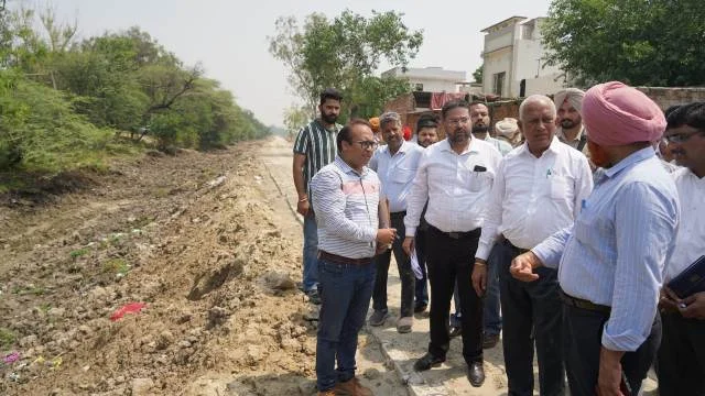 कैबिनेट मंत्री ने किया 'डिच ड्रेन' के विकास कार्यों की समीक्षा