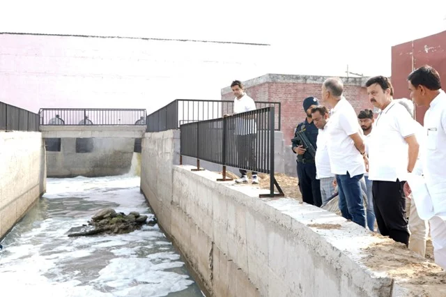 झज्जर जिले में जल निकासी व्यवस्था का मंत्री ने किया निरीक्षण