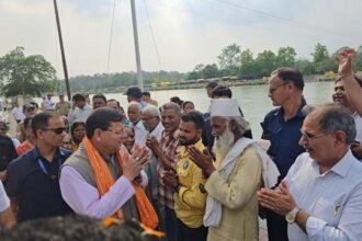 धामी ने देवीपुरा दौरे में ग्रामीणों की सुनी परेशानियां