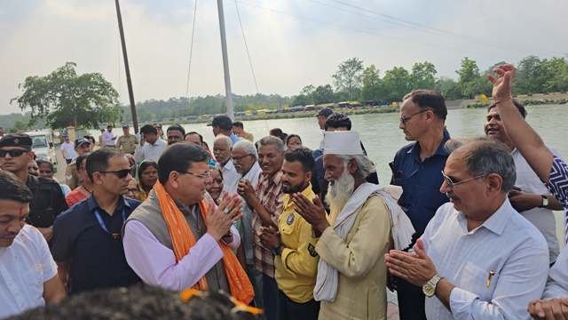 धामी ने देवीपुरा दौरे में ग्रामीणों की सुनी परेशानियां