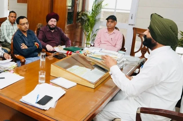पंजाब में आउटसोर्स कर्मचारियों को कॉन्ट्रैक्ट पर लाने की तैयारी