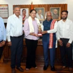 राज्यपाल ने ट्राई सिटी टॉपर श्रेया गर्ग को भगवान श्रीकृष्ण की मूर्ति की भेंट