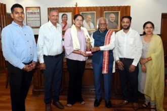 राज्यपाल ने ट्राई सिटी टॉपर श्रेया गर्ग को भगवान श्रीकृष्ण की मूर्ति की भेंट