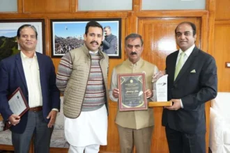 सीएम सुक्खू को प्रस्तुत की गईं सड़क सुरक्षा और अधोसंरचना विकास की ट्राफियां